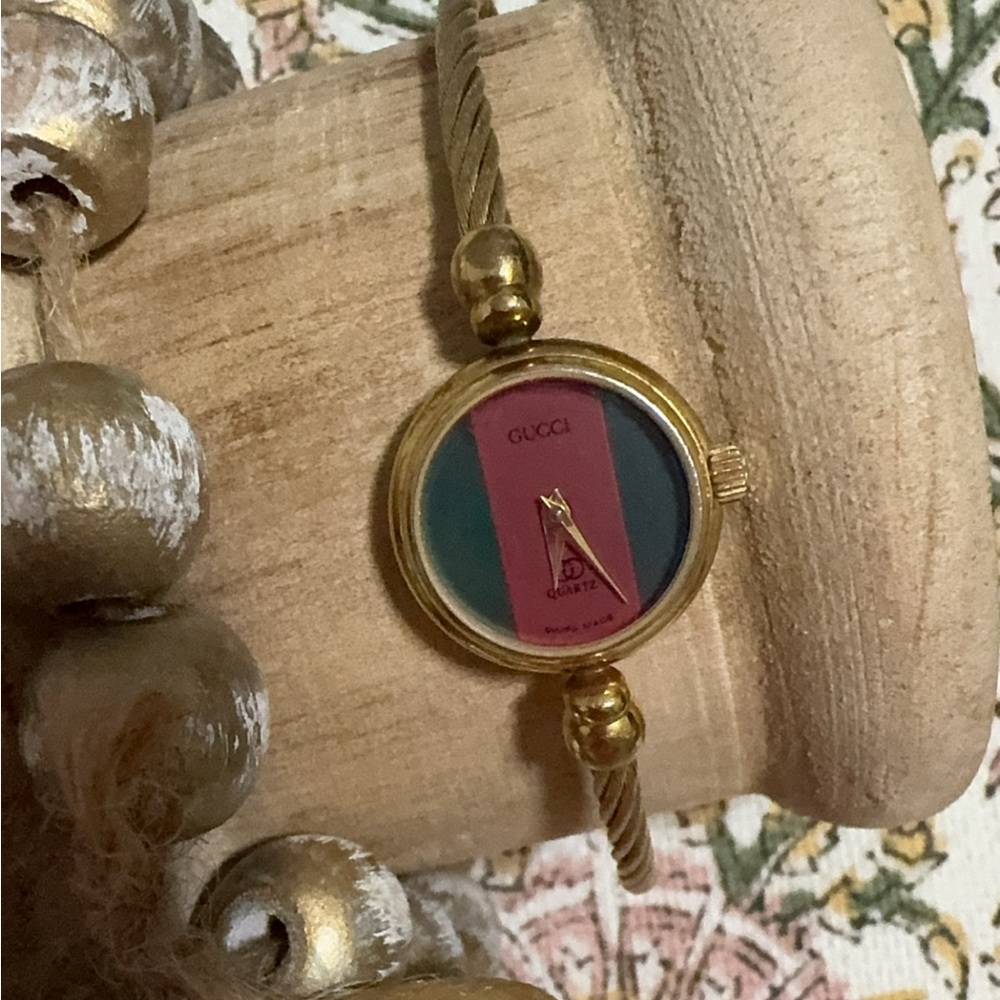 GUCCI Lady's Wristwatch 2047L